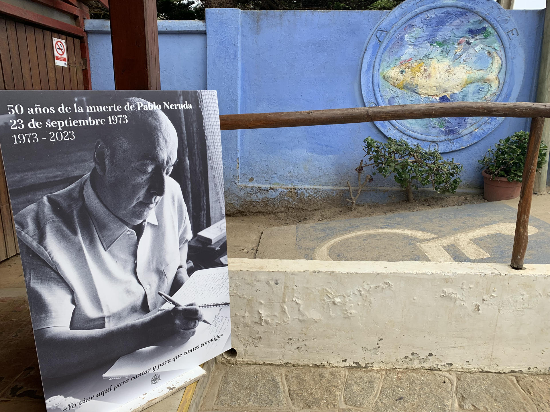 Detalle registrado este sábado, 23 de septiembre, de un retrato del poeta chileno Pablo Neruda, durante el aniversario 50 se su muerte, en la entrada de su casa, en Isla Negra (Chile). EFE/Javier Martín
