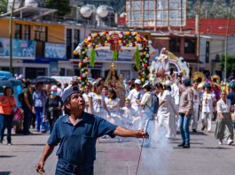 Indígenas Mayas caminan, con la imagen de La Virgen de La Merced hoy, en la comunidad de San Cristóbal de las Casas estado de Chiapas(México). EFE/ Carlos López
