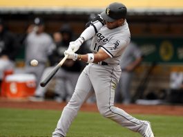 Fotografía de archivo en la que se registró al beisbolista cubano Yoan Moncada, tercera base de los Medias Blancas de Chicago, quien conectó un cuadrangular y anotó dos carreras en la victoria de su equipo 3-1 sobre los Diamondback de Arizona de la MLB. EFE/John G. Mabanglo
