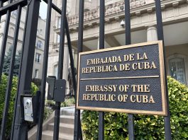 Vista de un vallado en la entrada a sede de la Embajada de Cuba en EE.UU, en Washington, D.C (EE.UU).  EFE/ Octavio Guzmán
