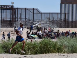 Un migrante corre ante la presencia de operativos de patrullaje en la frontera con Estados Unidos en Ciudad Juárez (México). EFE/Luis Torres
