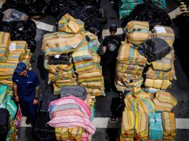 Fotografía de archivo de miembros de la tripulación del buque "James" de la Guardia Costera de Estados Unidos durante la descarga de un cargamento de 30 toneladas métricas de cocaína. EFE/Eva Marie Uzgategui
