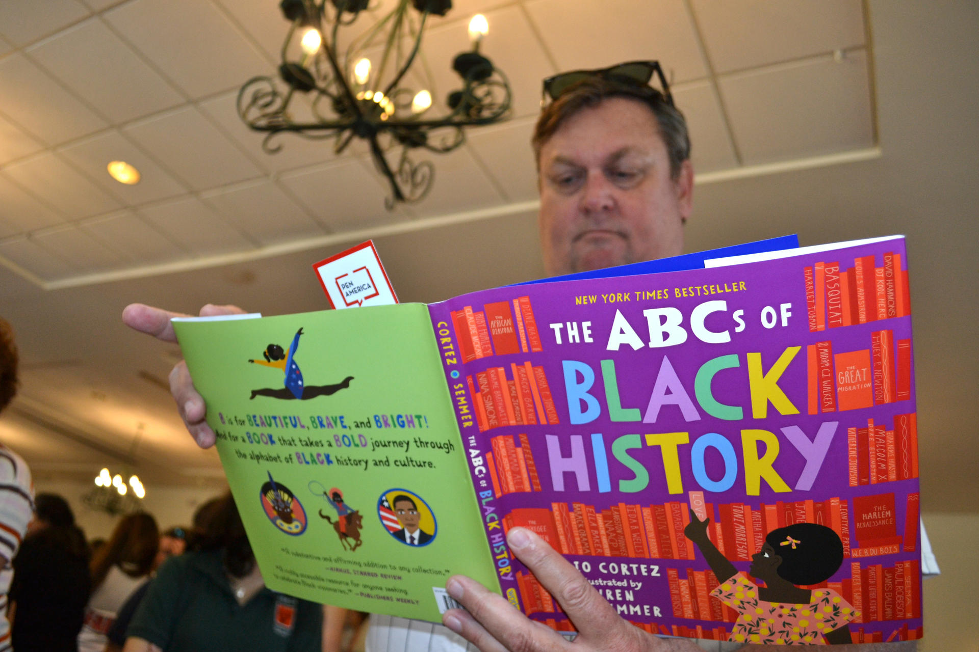 Suben un 20 % los intentos de censura de libros sobre sexo, género y minorías en EE.UU. Un hombre hojea un ejemplar del "The ABC's of Black History", de Rio Cortez y Lauren Semmer, en Miami, Florida (EE. UU). Fotografía de archivo. EFE/Antoni Belchi