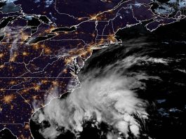 Fotografía satelital cedida este miércoles por la Oficina Nacional de Administración Oceánica y Atmosférica (NOAA) a través del Centro Nacional de Huracanes (NHC) de Estados Unidos donde se muestra la localización del ciclón tropical en el Atlántico frente a las costas estadounidenses. EFE/ NOAA-NHC SÓLO USO EDITORIAL/SÓLO DISPONIBLE PARA ILUSTRAR LA NOTICIA QUE ACOMPAÑA (CRÉDITO OBLIGATORIO)
