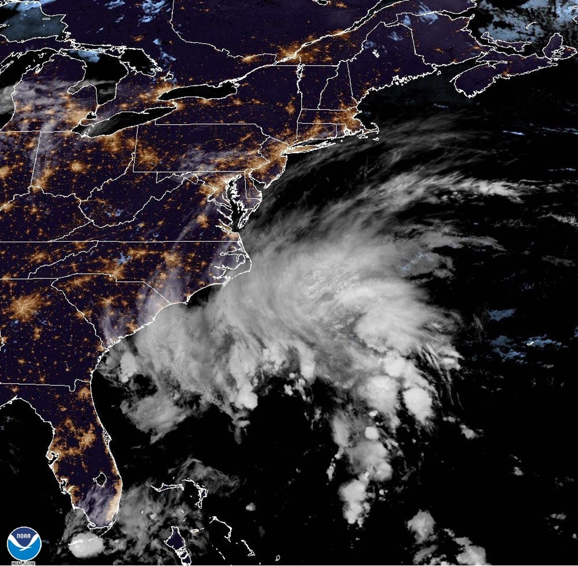 Fotografía satelital cedida este miércoles por la Oficina Nacional de Administración Oceánica y Atmosférica (NOAA) a través del Centro Nacional de Huracanes (NHC) de Estados Unidos donde se muestra la localización del ciclón tropical en el Atlántico frente a las costas estadounidenses. EFE/ NOAA-NHC SÓLO USO EDITORIAL/SÓLO DISPONIBLE PARA ILUSTRAR LA NOTICIA QUE ACOMPAÑA (CRÉDITO OBLIGATORIO)
