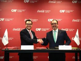 Fotografía cedida por Coca Cola que muestra a Sergio Londoño (i), vicepresidente senior de Asuntos Públicos, Comunicación y Sostenibilidad de Coca-Cola Latinoamérica, y Sergio Díaz-Granados, Presidente Ejecutivo de CAF, durante una reunión en Ciudad de México (México). EFE/Coca-Cola
