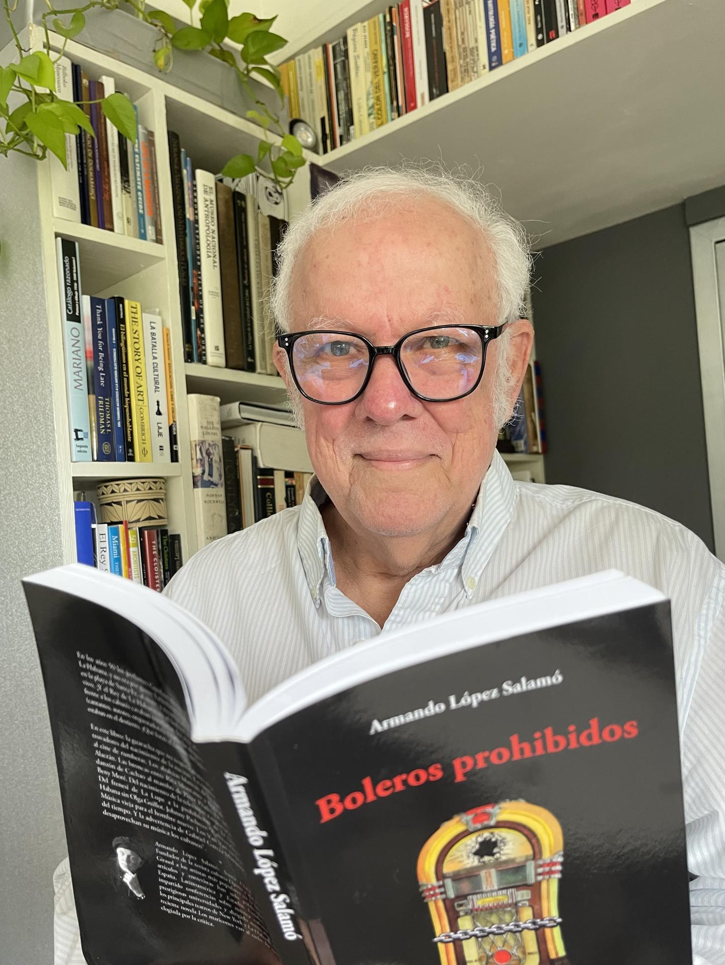 La Habana sin Olga Guillot era un desierto, dice el autor del libro “Boleros prohibidos” Fotografía cedida por David Canela donde aparece el escritor cubano Armando López, autor del libro de crónicas y conferencias "Boleros prohibidos: La Habana sin Olga Guillot" (2023). EFE/ David Canela / SOLO USO EDITORIAL/ SOLO DISPONIBLE PARA ILUSTRAR LA NOTICIA QUE ACOMPAÑA (CRÉDITO OBLIGATORIO)