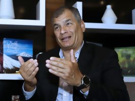 El expresidente de Ecuador Rafael Correa habla durante una entrevista con EFE, el 29 de septiembre de 2023, antes de la inauguración del IX Encuentro "En Unidad Avanzamos", en Puebla (México). EFE/ Hilda Ríos

