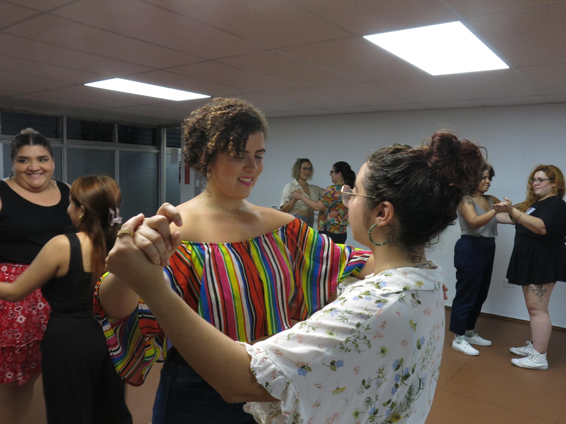 Mujeres bailan salsa en una clase del proyecto 