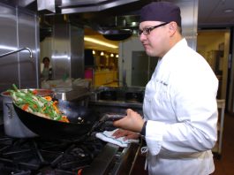 Fotografía de archivo de un chef hispano mientras prepara alimentos en Santa María en Los Ángeles. EFE/Iván Mejía
