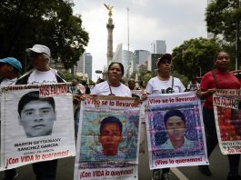 Fotogrfaía de archivo de familiares y amigos de los 43 estudiantes desaparecidos de Ayotzinapaque protestan en Ciudad de México (México). EFE/José Méndez

