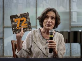 La autora Alma Guillermoprieto muestra uno de sus títulos, "72 migrantes", que forma parte de su obra donada a la Biblioteca de la Casa Universitaria del Libro hoy,en un acto celebrado en Ciudad de México(México). EFE/José Méndez
