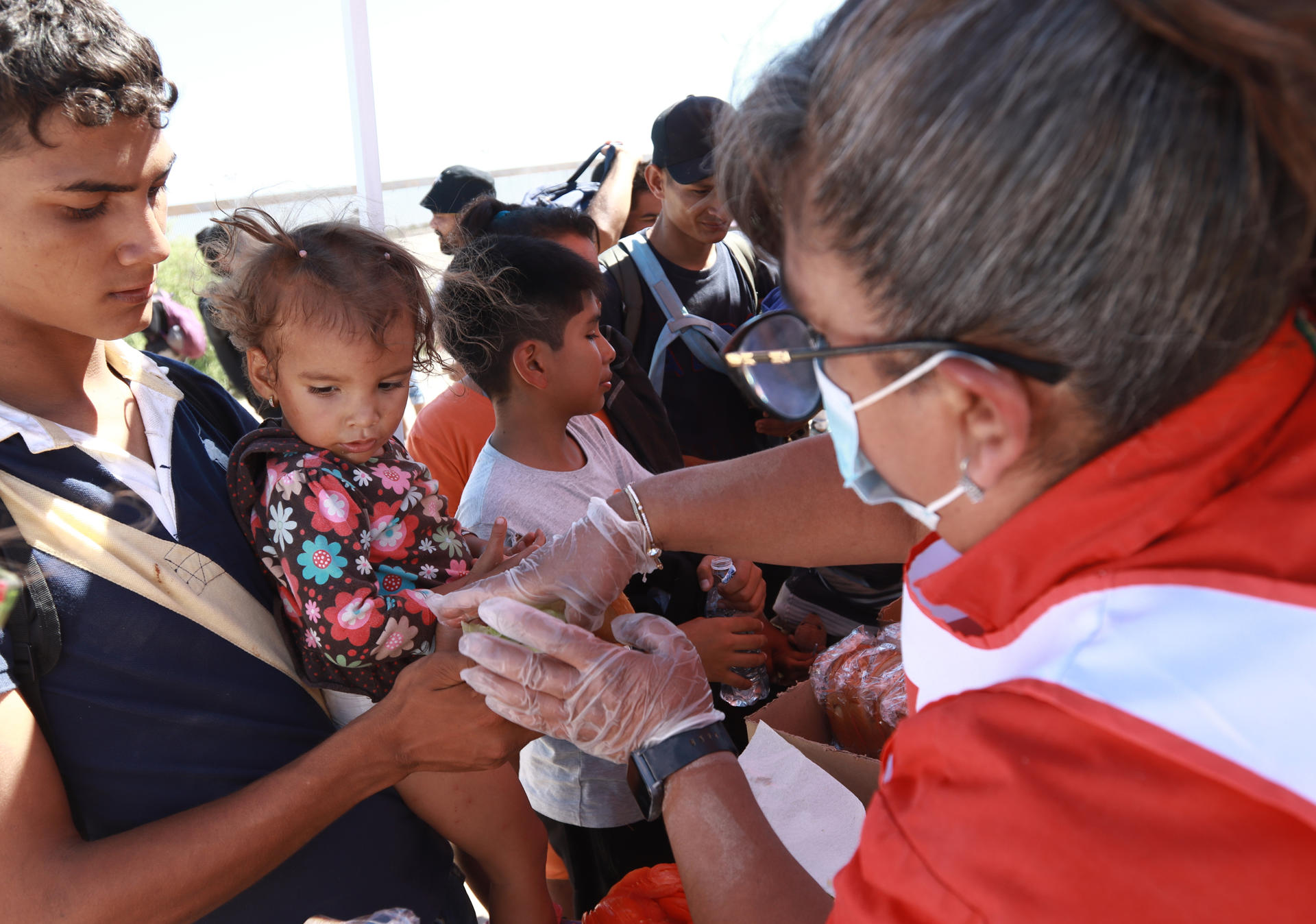 La Cruz Roja Internacional reparte alimentos a migrantes hoy, en Ciudad Juárez, Chihuahua (México). EFE/Luis Torres
