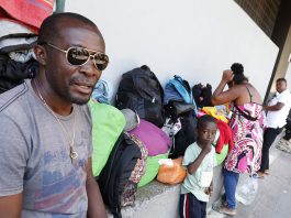 Una familia de migrantes de origen haitiano permanece en un campamento hoy, en Ciudad de México (México). EFE/Mario Guzmán
