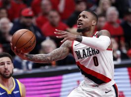 El jugador de baloncesto Damian Lillard (d), que abandona los Portland Trail Blazers para pasar a los Milwaukee Bucks, en una fotografía de archivo. EFE/John G. Mabanglo
