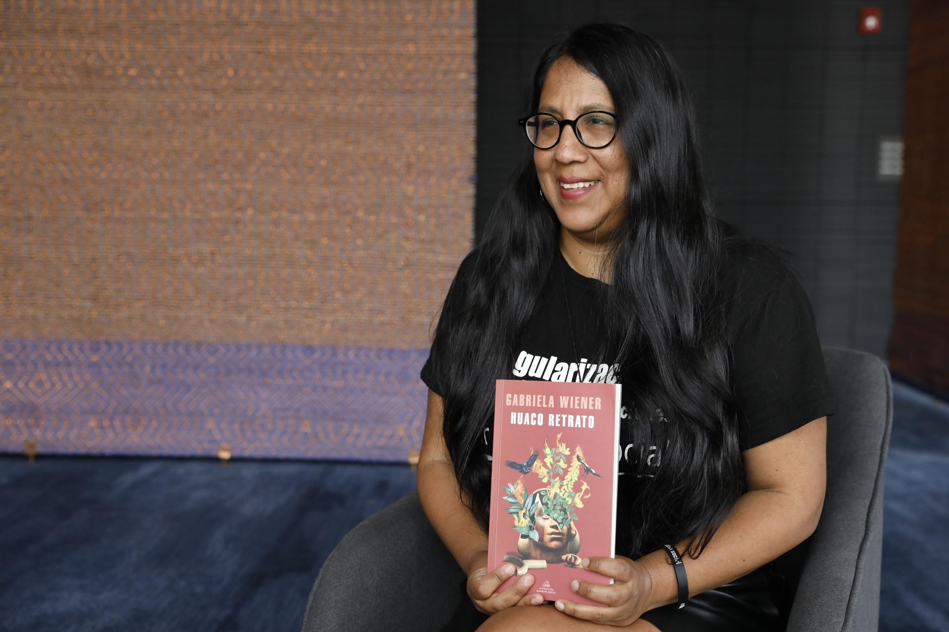 Feria Internacional del Libro de Nueva York celebrará letras en español y obra de Lorca Fotografía que muestra a la escritora peruana Gabriela Weiner durante una entrevista con Efe en Bogotá (Colombia). Imagen de archivo. EFE/ Carlos Ortega