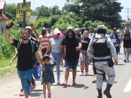 Migrantes de origen venezolano caminan en caravana en su intento por llegar a la frontera norte en la ciudad de Tapachula, Chiapas (México). Imagen de archivo. EFE/Juan Manuel Blanco
