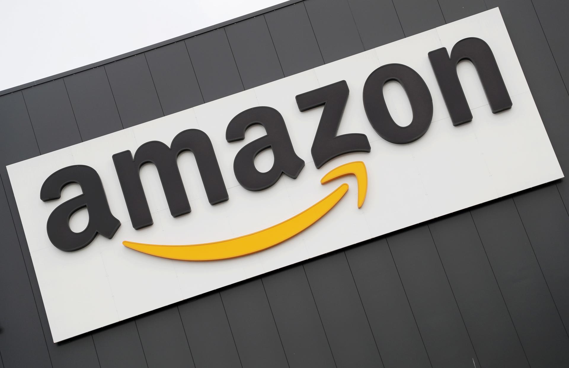 La Comisión de Comercio de EEUU y diecisiete estados demandan a Amazon por monopolio Fotografía de archivo que muestra el logo del centro de distribución y logística de Amazon. EFE/FRIEDEMANN VOGEL