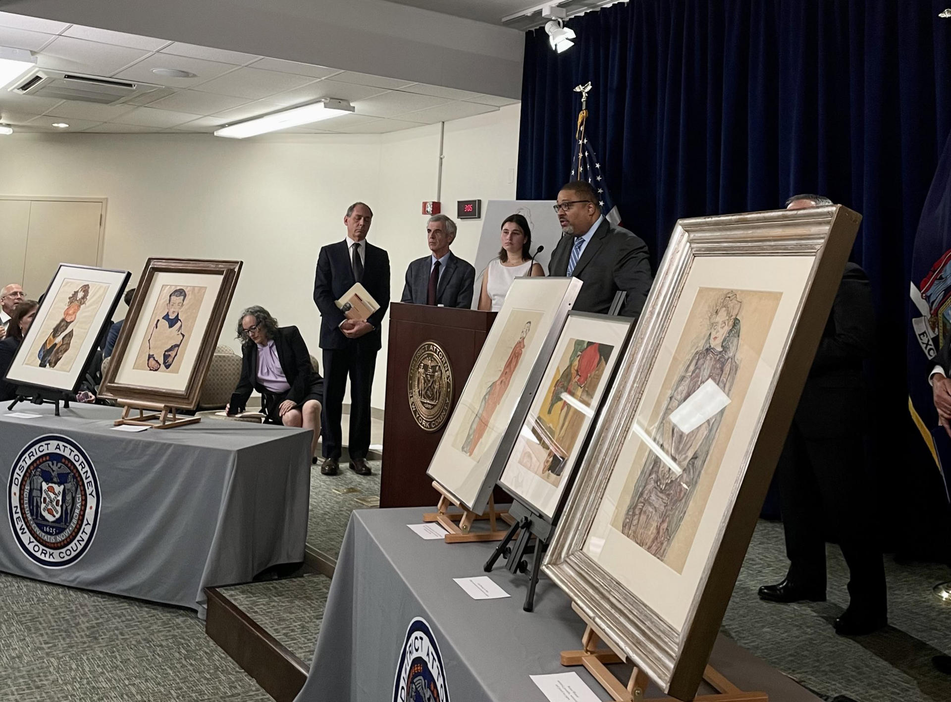 Devuelven obras de Schiele robadas por los nazis a familiares de sus dueños en Nueva York Fotografía divulgada por el fiscal del distrito de Manhattan, Alvin Bragg, donde aparece mientras habla durante una ceremonia de entrega de las obras del pintor austríaco Egon Schiele al juez Timothy M. Reif, que es uno de los herederos legales de Fritz Grünbaum, dueño de estas, hoy en Nueva York (EEUU). EFE/Fiscal del distrito de Manhattan /SOLO USO EDITORIAL/SOLO DISPONIBLE PARA ILUSTRAR LA NOTICIA QUE ACOMPAÑA (CRÉDITO OBLIGATORIO)