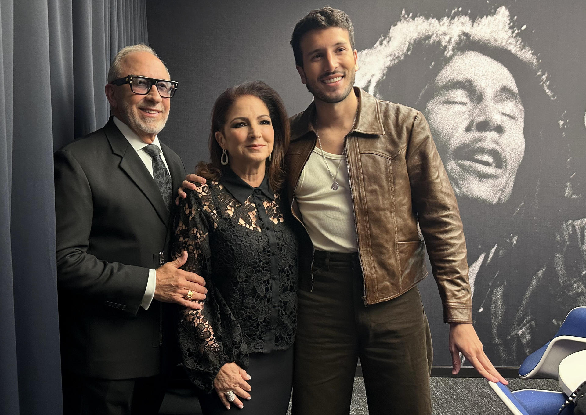 Yatra y los Estefan sacan pecho de música latina en el corazón político de EE.UU. Los artistas Sebastián Yatra (d) y Emilio (i) y Gloria Estefan posan para EFE hoy, en Washington (EE.UU.). EFE/ Octavio Guzmán