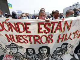 Estudiantes protestan por la desaparición de los 43 jóvenes normalistas de Ayotzinapa en el Campo Militar 1, el 21 de septiembre de 2023, en la Ciudad de México (México). EFE/Mario Guzmán
