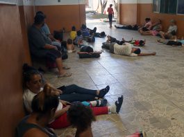 Migrantes permanecen en un refugio el 17 de septiembre de 2023, en Tapachula, Chiapas (México). EFE/Juan Manuel Blanco

