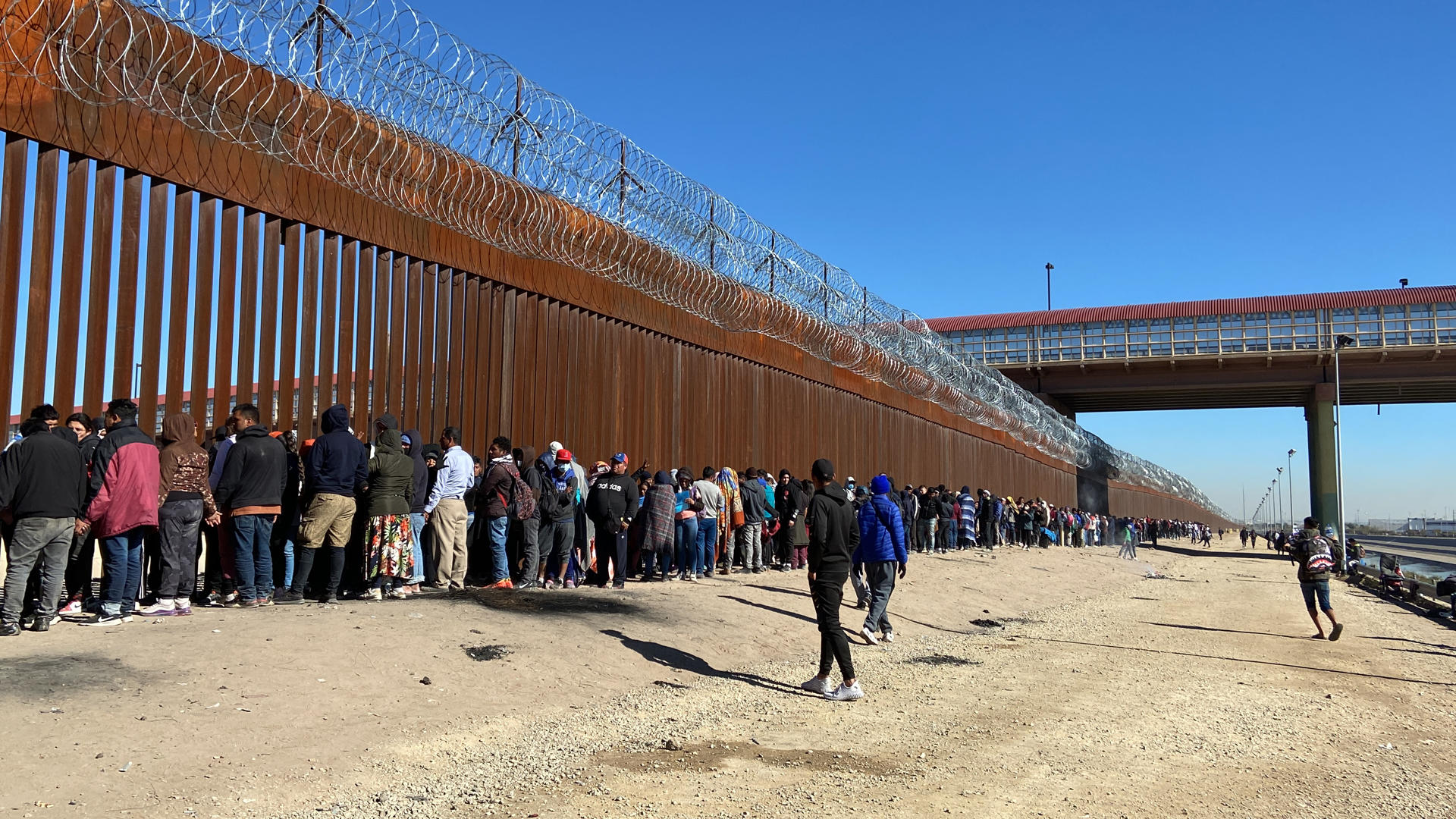 Fotografía de archivo de migrantes haciendo fila para entregarse a la Patrulla Fronteriza estadounidense en la valla fronteriza de El Paso, Texas, frente a Ciudad Juárez, México. EFE/Octavio Guzmán
