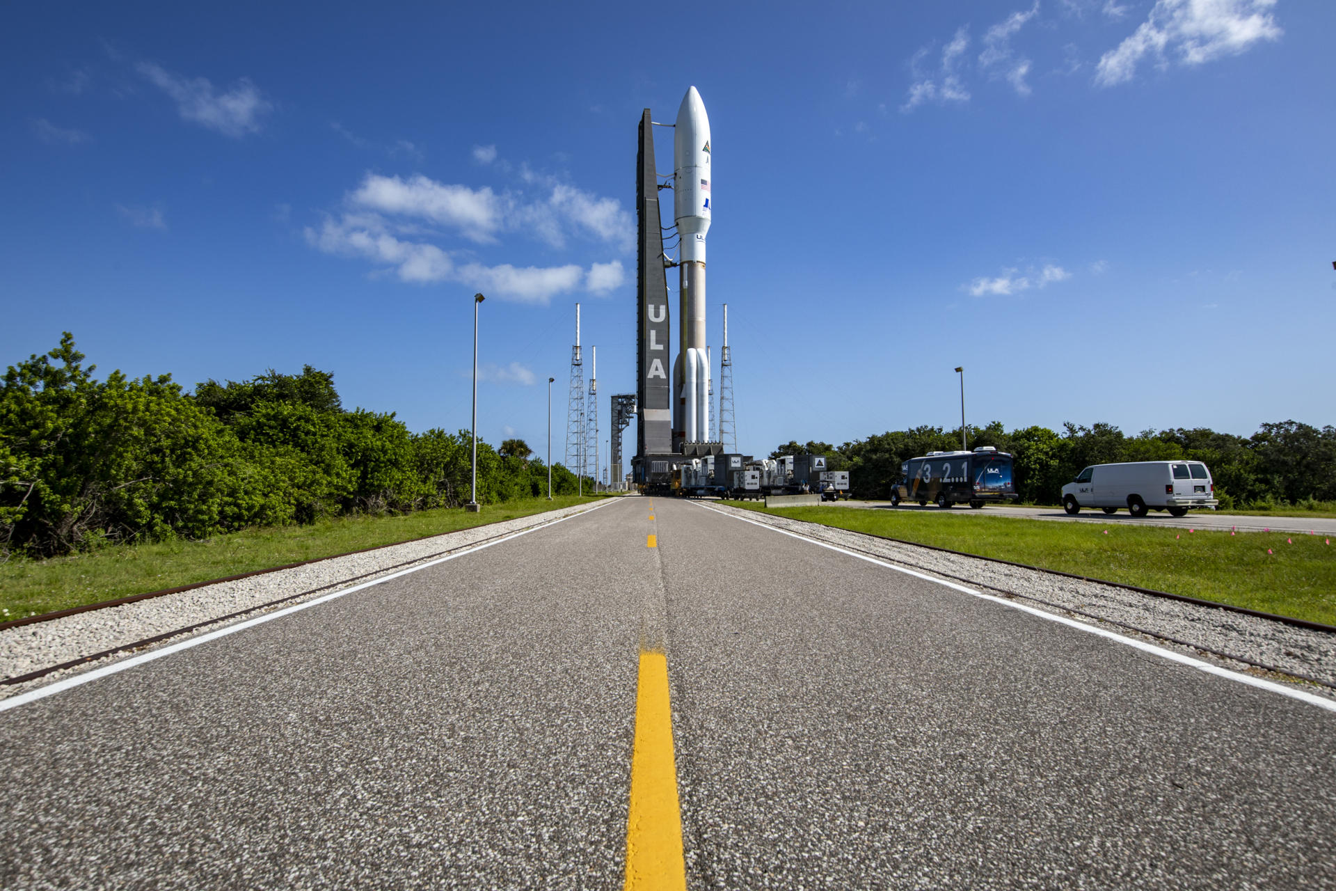 Fotografía cedida por United Launch Alliance (ULA) donde se muestra su cohete Atlas V que lleva la misión Silent Barker/NROL-107 para la Oficina Nacional de Reconocimiento (NRO) y la Fuerza Espacial de los Estados Unidos. EFE/ULA
