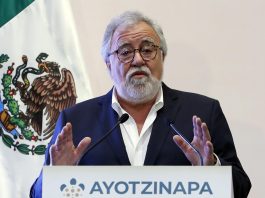 El Subsecretario de Derechos Humanos, Población y Migración de la Secretaria de Gobernación (SG), Alejandro Encinas, habla durante una conferencia de prensa hoy, en Ciudad de México (México).EFE/Mario Guzmán

