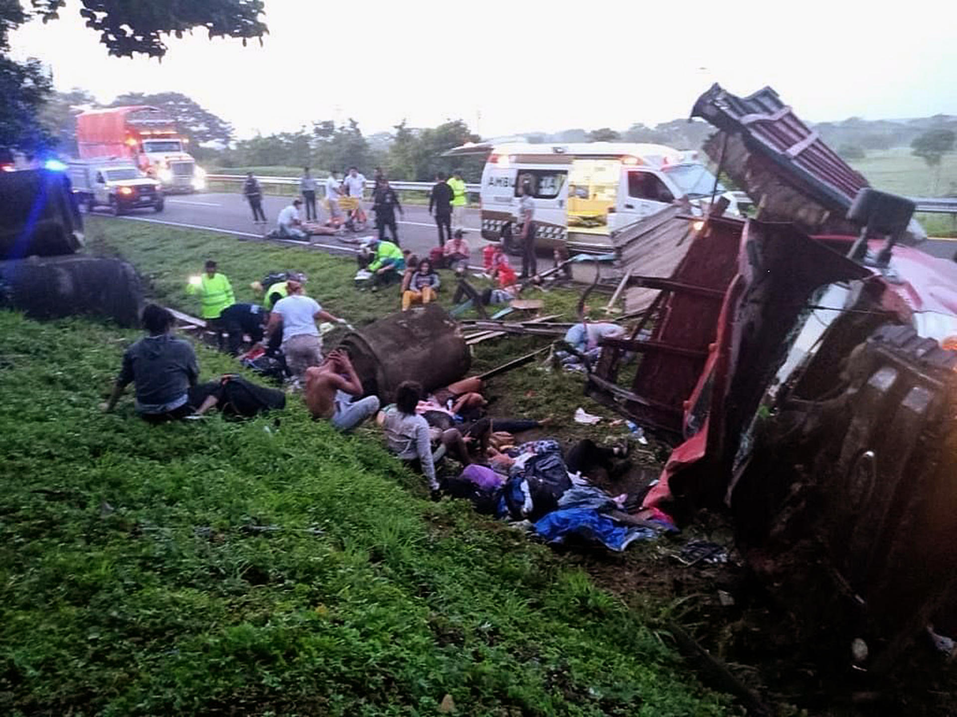 Fotografía cedida hoy por Protección Civil, de rescatistas que trabajan en la zona del accidente de un camión donde viajaban migrantes en el municipio de Pijijiapan, Chiapas (México). EFE/SOLO USO EDITORIAL/SOLO DISPONIBLE PARA ILUSTRAR LA NOTICIA QUE ACOMPAÑA (CRÉDITO OBLIGATORIO) MEJOR CALIDAD POSIBLE
