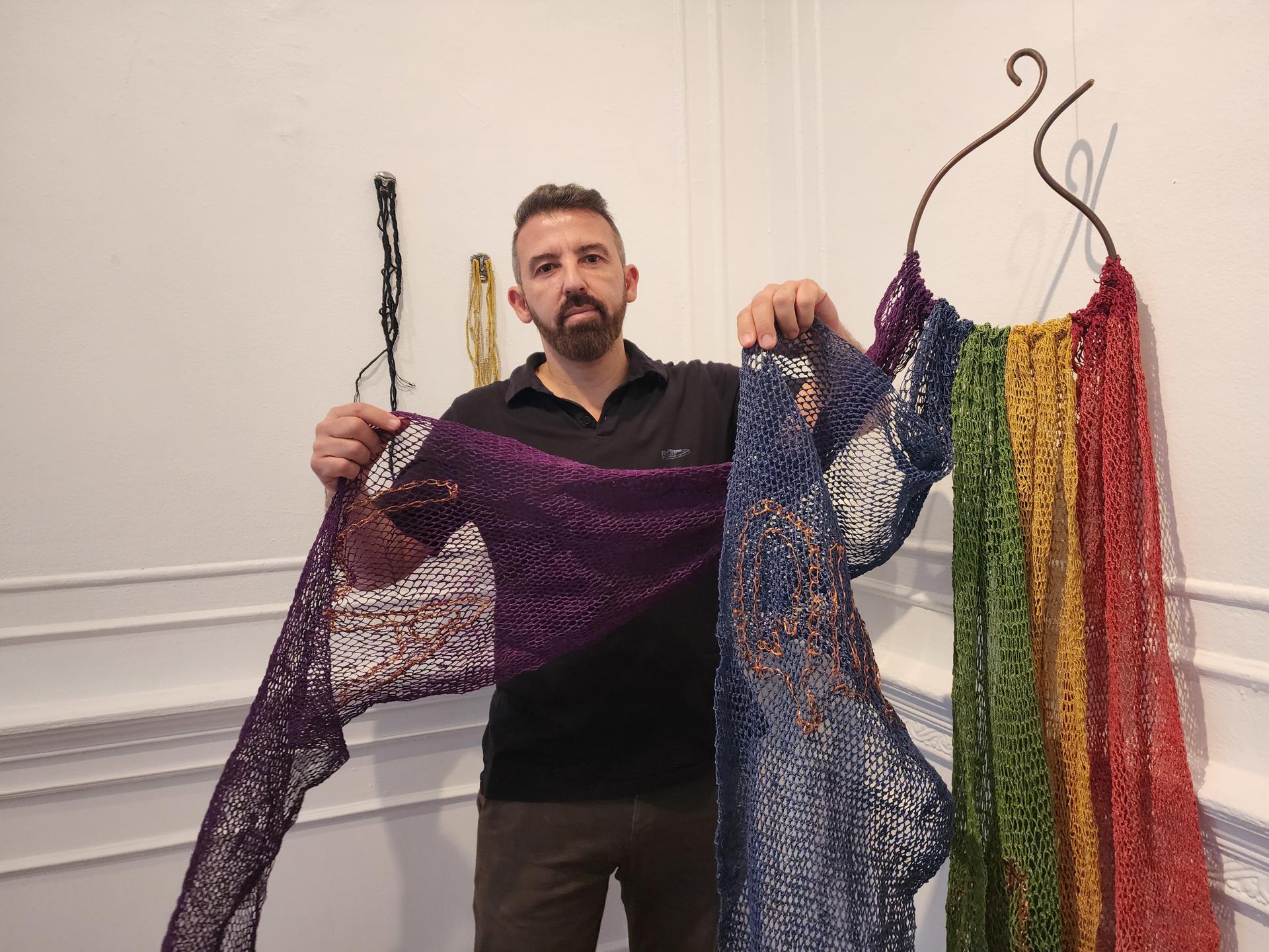 El orfebre argentino Marcelo Toledo abre en Nueva York su muestra “Inteligencia Ancestral” El artista argentino Marcelo Toledo da los últimos retoques a sus obras previo a la inauguración de su exposición "Inteligencia Ancestral" hoy en el consulado argentino en Nueva York. EFE/Ruth E. Hernández