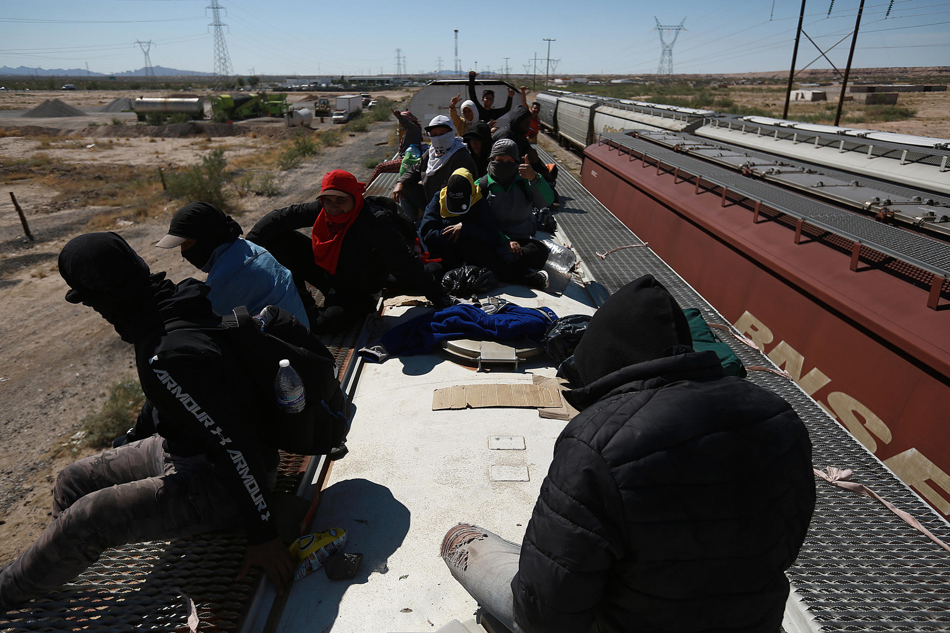 Migrantes viajan sobre el tren conocido como 
