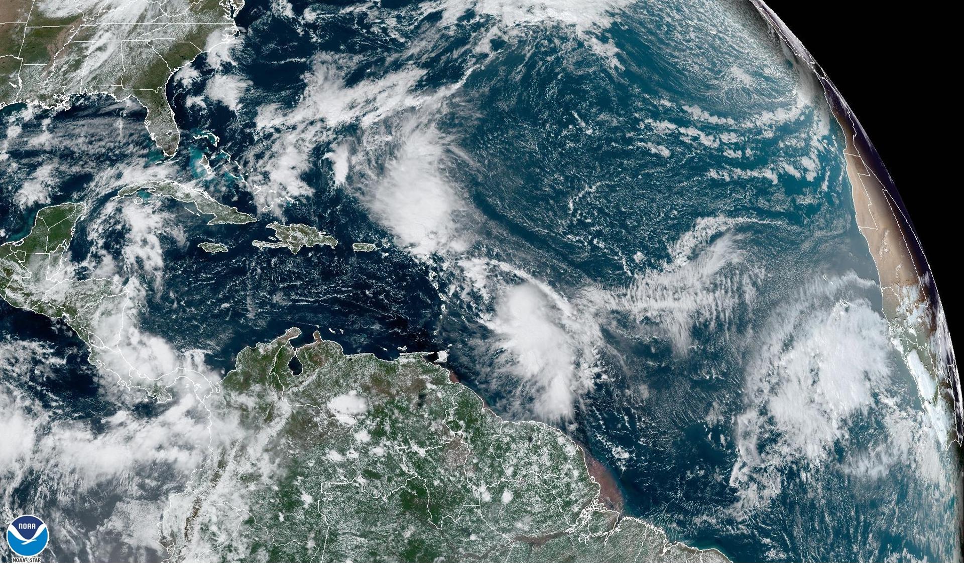 Tammy se convierte en huracán y amenaza hoy a las Islas Sotavento Fotografía satelital cedida por la Oficina Nacional de Administración Oceánica y Atmosférica (NOAA) por vía del Centro Nacional de Huracanes (NHC) donde se muestra la localización de la tormenta tropical Tammy en el Atlántico. EFE/NOAA-NHC /SOLO USO EDITORIAL /NO VENTAS /SOLO DISPONIBLE PARA ILUSTRAR LA NOTICIA QUE ACOMPAÑA /CRÉDITO OBLIGATORIO