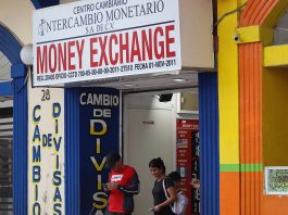 Migrantes cambian divisas en una casa de cambio hoy, en la fronteriza Tapachula, Chiapas (México). EFE/Juan Manuel Blanco
