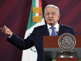 El presidente de México, Andrés Manuel López Obrador, habla durante su conferencia de prensa matutina hoy, en el Palacio Nacional de Ciudad de México (México). EFE/José Méndez
