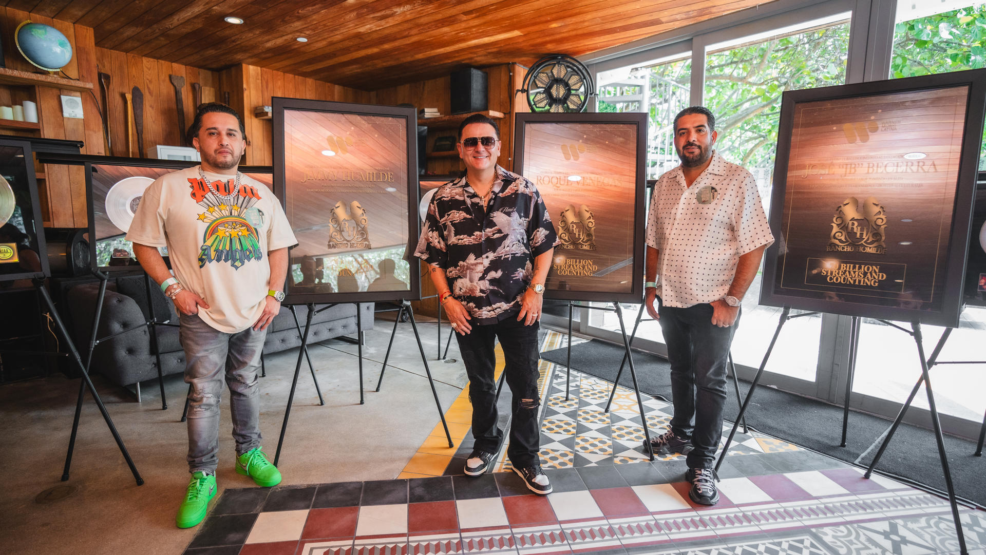 Warner Music Latina honra a Rancho Humilde por globalizar la música mexicana Fotografía cedida por Warner Music Latina donde aparecen los integrantes de Rancho Humilde, (de izq. a dcha.) Roque Venegas, Jimmy Humilde, y José "JB" Becerra, mientras posan al final de un panel durante las conferencias de la semana de la Música Latina de los Billboard hoy en el Faena Forum en Miami Beach, Florida (EE.UU.). EFE/Warner Music Latina /SOLO USO EDITORIAL /NO VENTAS /SOLO DISPONIBLE PARA ILUSTRAR LA NOTICIA QUE ACOMPAÑA /CRÉDITO OBLIGATORIO