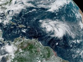 Fotografía satelital cedida por la Oficina Nacional de Administración Oceánica y Atmosférica (NOAA) a través del Centro Nacional de Huracanes (NHC) de Estados Unidos donde se muestra la localización de las tormentas tropicales Philippe y Rina en el Atlántico. EFE/ NOAA-NHC / SOLO USO EDITORIAL/ SOLO DISPONIBLE PARA ILUSTRAR LA NOTICIA QUE ACOMPAÑA (CRÉDITO OBLIGATORIO)
