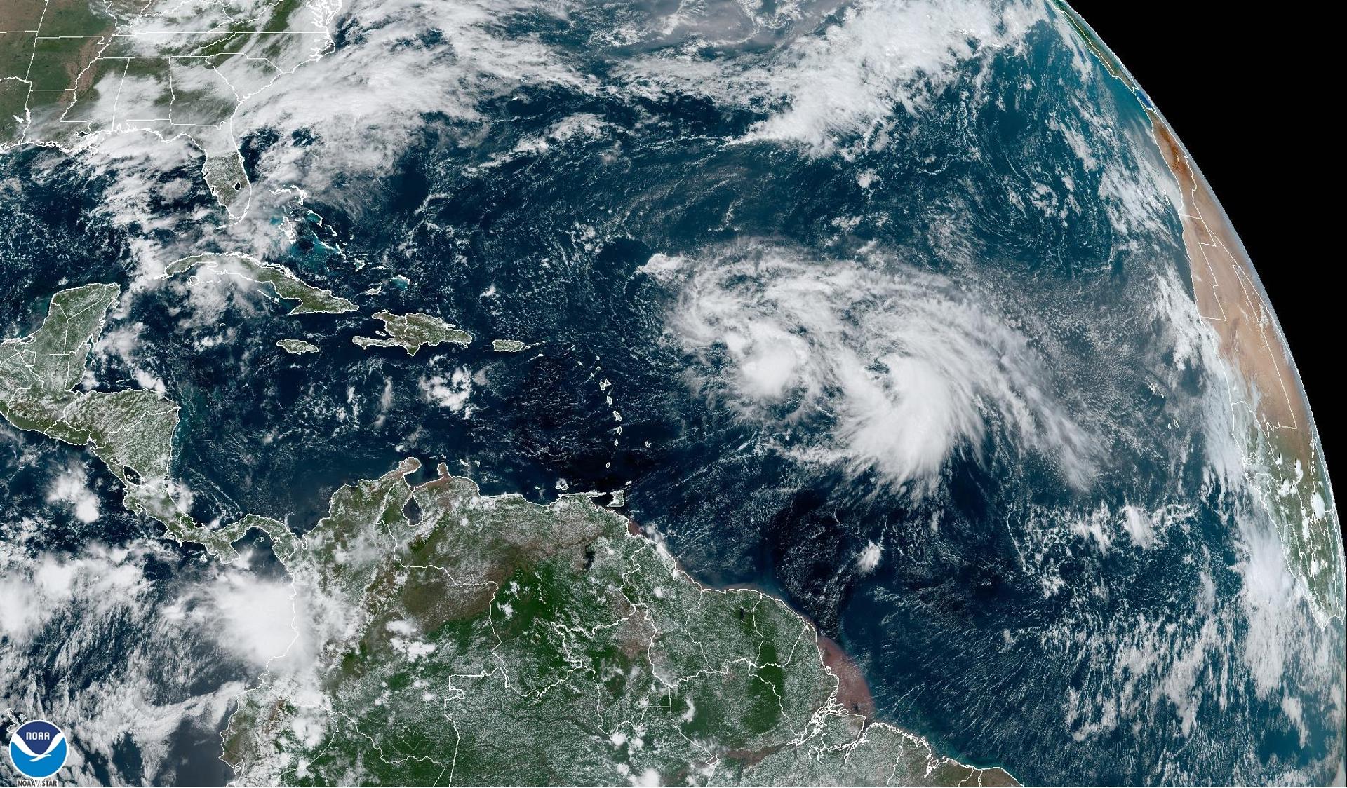 Fotografía satelital cedida por la Oficina Nacional de Administración Oceánica y Atmosférica (NOAA) a través del Centro Nacional de Huracanes (NHC) de Estados Unidos donde se muestra la localización de las tormentas tropicales Philippe y Rina en el Atlántico. EFE/ NOAA-NHC / SOLO USO EDITORIAL/ SOLO DISPONIBLE PARA ILUSTRAR LA NOTICIA QUE ACOMPAÑA (CRÉDITO OBLIGATORIO)
