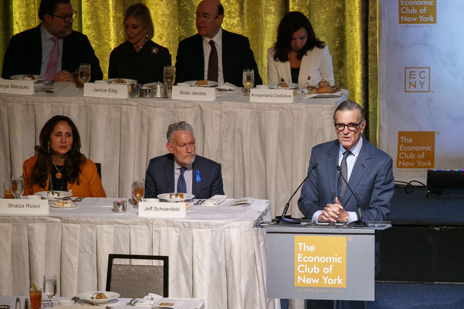 Powell sugiere tipos altos durante más tiempo en EEUU y el rendimiento del bono roza el 5% EFE/EPA/SARAH YENESEL