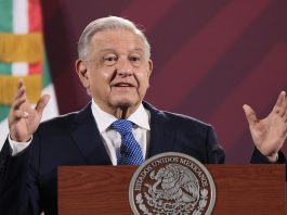 El presidente de México, Andrés Manuel López Obrador, habla durante su conferencia de prensa matutina hoy, en el Palacio Nacional de Ciudad de México (México). EFE/ José Méndez
