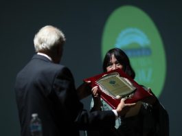 Premio internacional reconoce el intento de detener el maíz transgénico de EEUU en México El presidente de fundación Pax Natura, Randall Tolpinrud (i) entrega un reconocimiento a Mercedes López (d) ganadora del premio "Pax Natura" en Ciudad de México(México). EFE/Sáshenka Gutiérrez