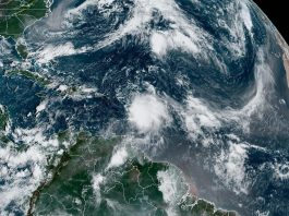 Fotografía satelital cedida este lunes por la Oficina Nacional de Administración Oceánica y Atmosférica (NOAA) a través del Centro Nacional de Huracanes (NHC) de Estados Unidos donde se muestra la localización de la tormenta tropical Philippe en el Atlántico. EFE/NOAA-NHC /SOLO USO EDITORIAL /NO VENTAS /SOLO DISPONIBLE PARA ILUSTRAR LA NOTICIA QUE ACOMPAÑA /CRÉDITO OBLIGATORIO

