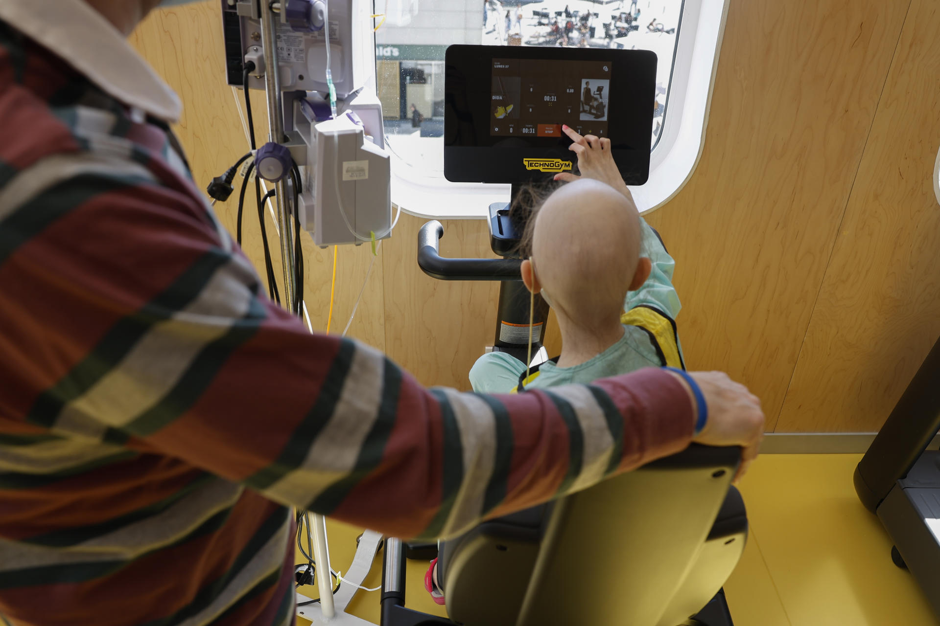 Los hospitales que atienden a minorías tienen menos recursos para tratamiento del cáncer Fotografía de archivo de un niño con cáncer durante un tratamiento. EFE/ J.J.Guillén