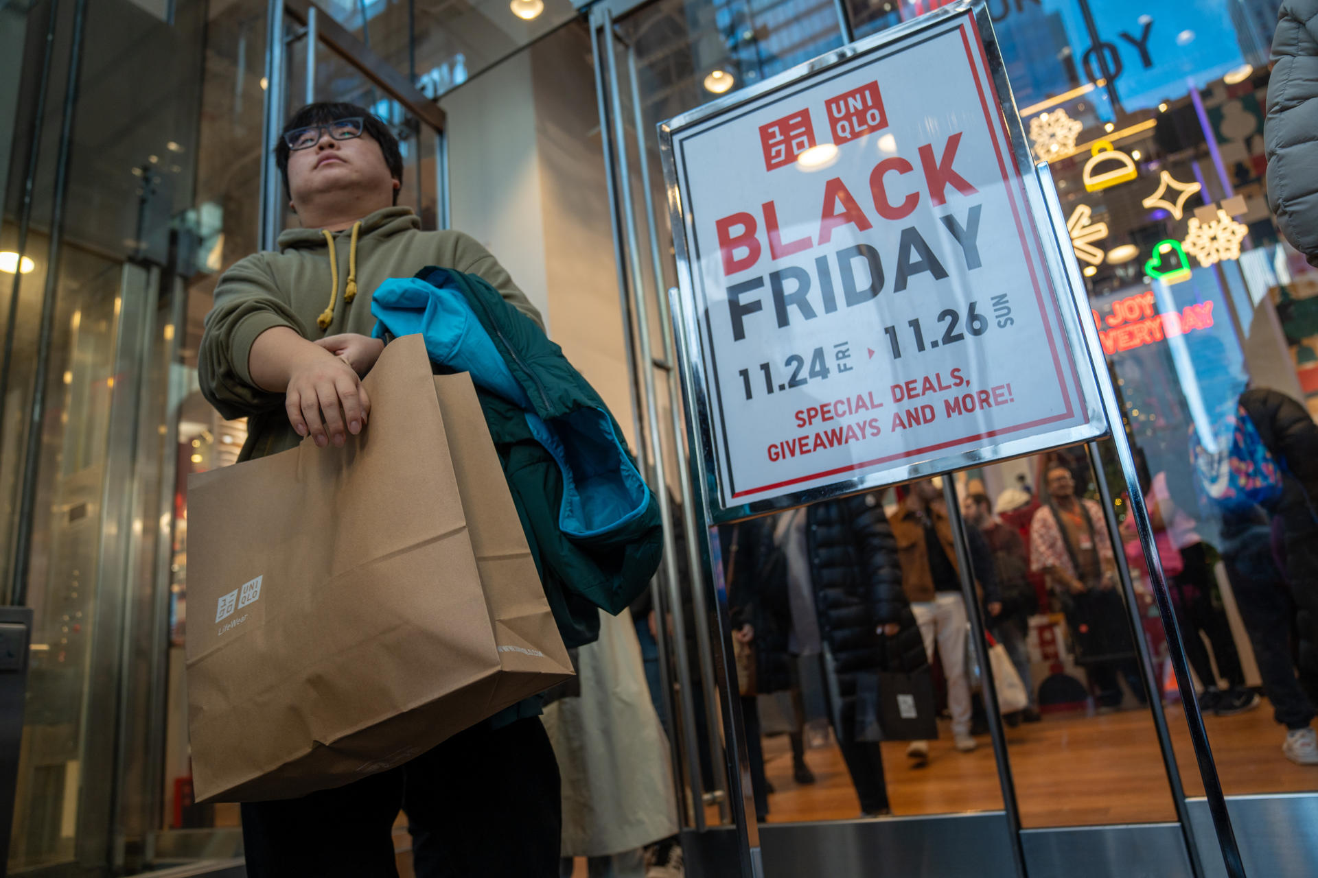 Ventas por internet del Black Friday en EEUU suben a 9.800 millones de dólares, un récord Personas realizan compras durante una jornada de descuentos debido al conocido 'Black Friday' en Nueva York (Estados Unidos). EFE/ Angel Colmenares