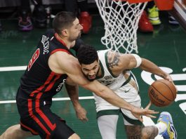 El alero de los Celtics de Boston Jayson Tatum (D) ien un partid entre los Boston Celtics y Chicago Bulls en el TD Garden de Boston, Massachusetts (EE.UU.), este 28 de noviembre de 2023. (Baloncesto) EFE/EPA/CJ Gunther
