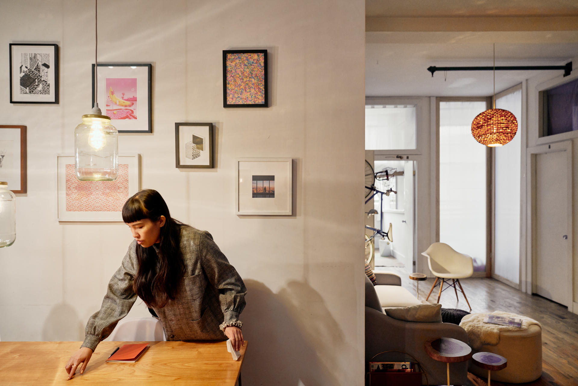 Las restricciones de Nueva York a Airbnb llevan al turista a plataformas menos seguras Fotografía promocional cedida por Airbnb donde se muestra a una anfitriona mientras arregla su apartamento que forma parte de esta plataforma de alojamientos turísticos en la ciudad de Nueva York. EFE/Airbnb /SOLO USO EDITORIAL /NO VENTAS /SOLO DISPONIBLE PARA ILUSTRAR LA NOTICIA QUE ACOMPAÑA /CRÉDITO OBLIGATORIO