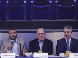 El presidente de la Unión Nacional de Empresarios de Farmacias (Unefarm), Juvenal Becerra Orozco (i); el presidente ejecutivo de la Asociación Mexicana de Laboratorios Farmaceúticos (Amelaf), Juan de Villafranca (c), y el director general de la Cámara Nacional de la Industria Farmacéutica (Canifarma), Rafael Gual Cosió (d), participan durante una rueda de prensa hoy, en Ciudad de México (México). EFE/Isaac Esquivel
