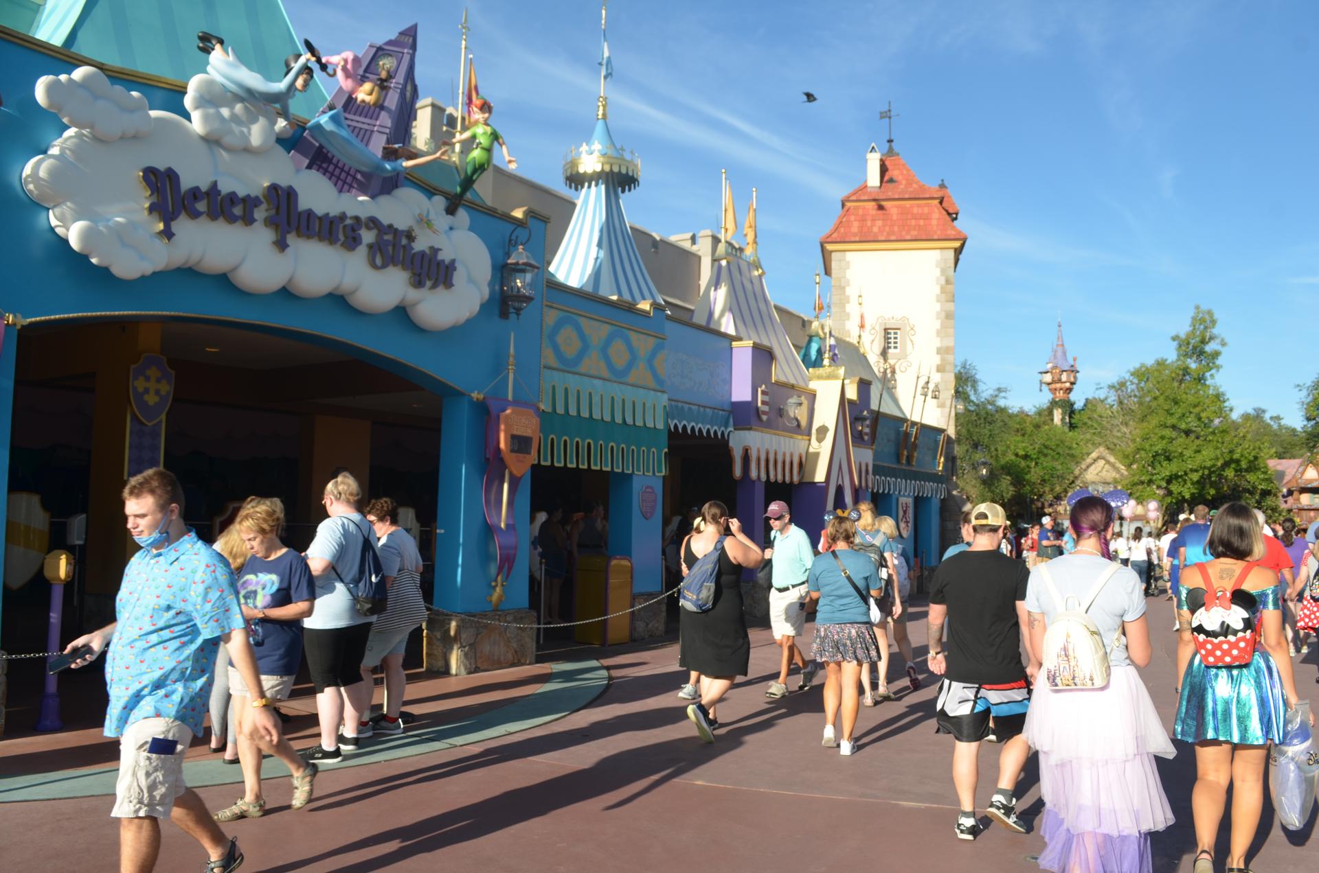 La afluencia de turistas a Florida batió récord en el tercer trimestre, con 35,1 millones Fotografía de archivo de turistas que caminan frente a la entrada de la atracción "El vuelo de Peter Pan" en el parque temático Magic Kingdom, en Lake Buena Vista, Florida (Estados Unidos). EFE/Álvaro Blanco