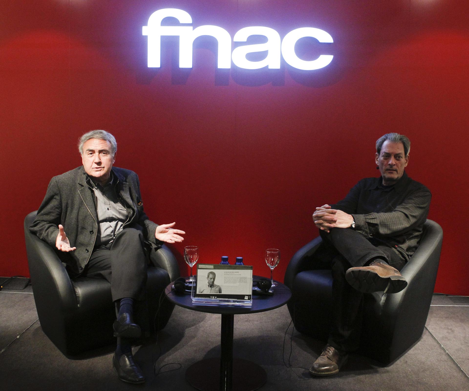 ¿Adiós a Paul Auster? El autor ofrece una novela sobre la vejez mientras batalla un cáncer Fotografía de archivo del escritor Paul Auster (d), quien charla con Vicente Molina Foix durante un acto celebrado en Madrid. EFE/Manuel H. de León