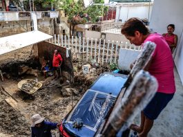 Fotografía de escombros en la colonia Coloso tras el paso del huracán Otis, el 22 de noviembre de 2023, en Acapulco (México). EFE/ David Guzmán

